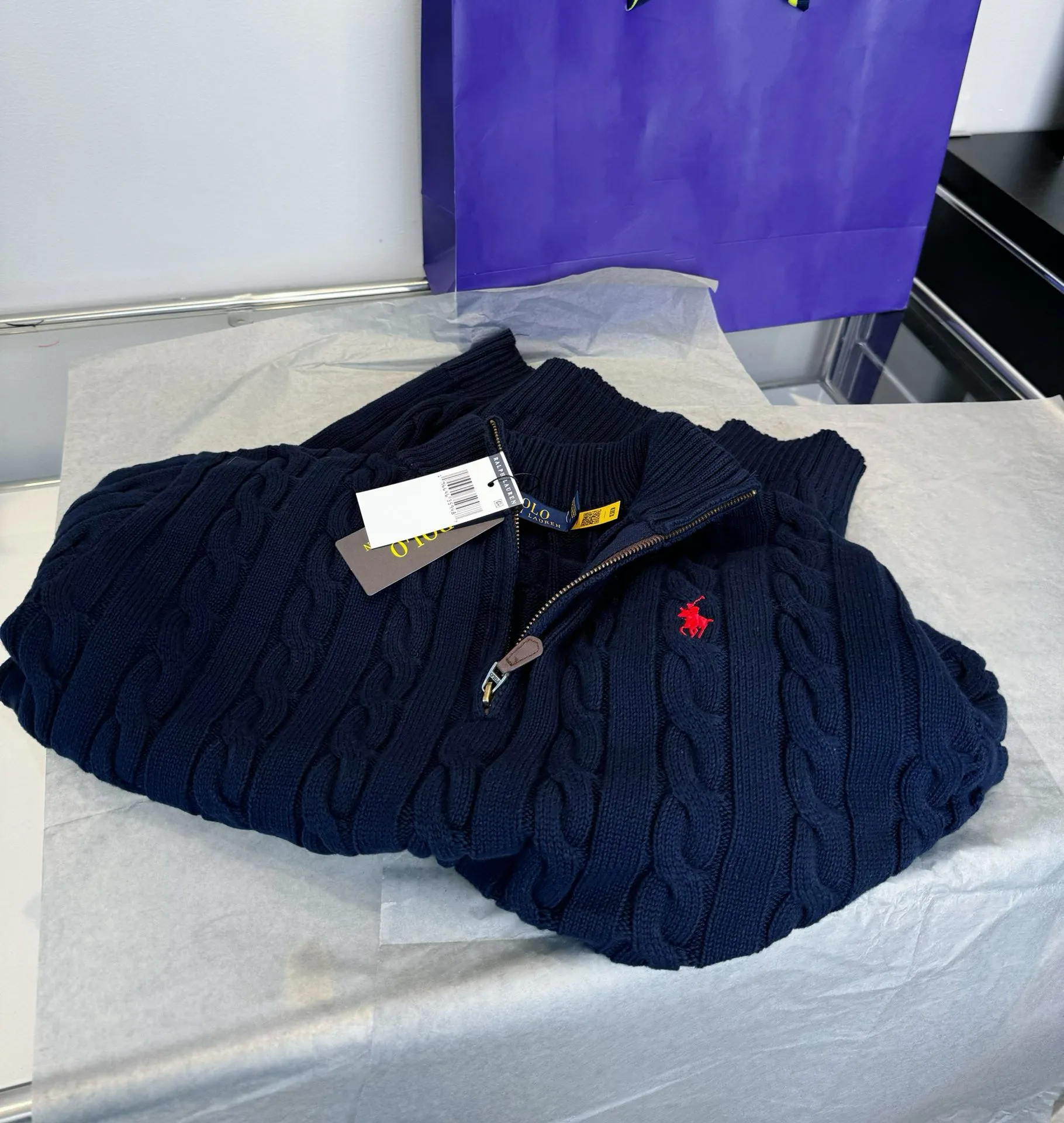 🅿️260 Style number: L02 RALPH LAUREN/Ralph Lauren classic war horse small label embroidered logo Paul polo turtleneck pullover classic half-zip knitted twist sweater sweater Size: Made of pure cotton yarn 🧶 blended with wool, pure cotton is skin-friendly and comfortable, small label war horse embroidered twist turtleneck sweater 🐎 high quality. Follow the blogger to learn how to wear it! Let’s get a Ralph Lauren cable sweater. It’s a super hard-to-find series after it became popular. It’s hard to find one on the official website. It’s simple and practical to wear, with a lazy and loose feel. The thickened fabric has more texture, soft and delicate feel, and a loose fit. Whether worn alone or layered, you can wear different styles of fashion with just one piece!   Size reference # xs s m l Length 64 66 68 70 Shoulder width 40 41 42 44 Bust 46 48 50 52